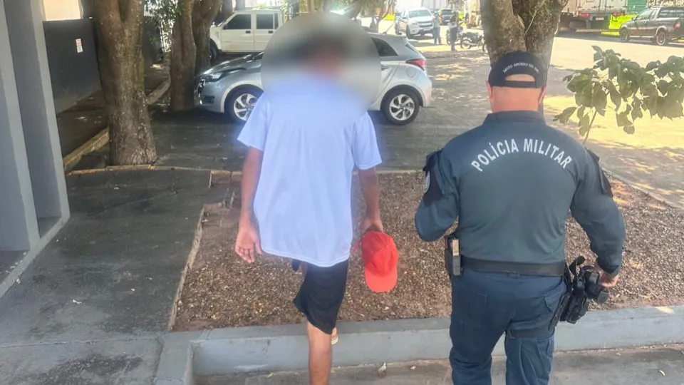 Claro! Aqui está a frase corrigida: Equipe da Rádio Patrulha prendeu um foragido da Justiça no bairro Jardim Flamboyant, em Três Lagoas. (Imagem: 24h News MS).