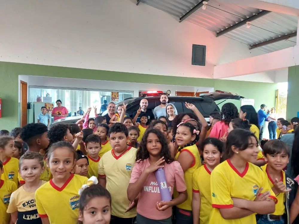 Delegado Felipe Rocha e perito Danilo Doro falam com alunos da zona rural de Selvíria durante palestra sobre cidadania e prevenção de crimes. (Imagem: Divulgação Polícia Civil)