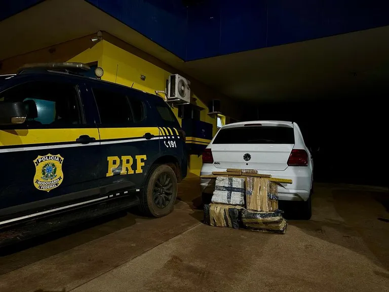 Dupla foi presa pela PRF transportando quase 96 quilos de maconha em um veículo Gol em Três Lagoas. (Imagem: Divulgação PRF)