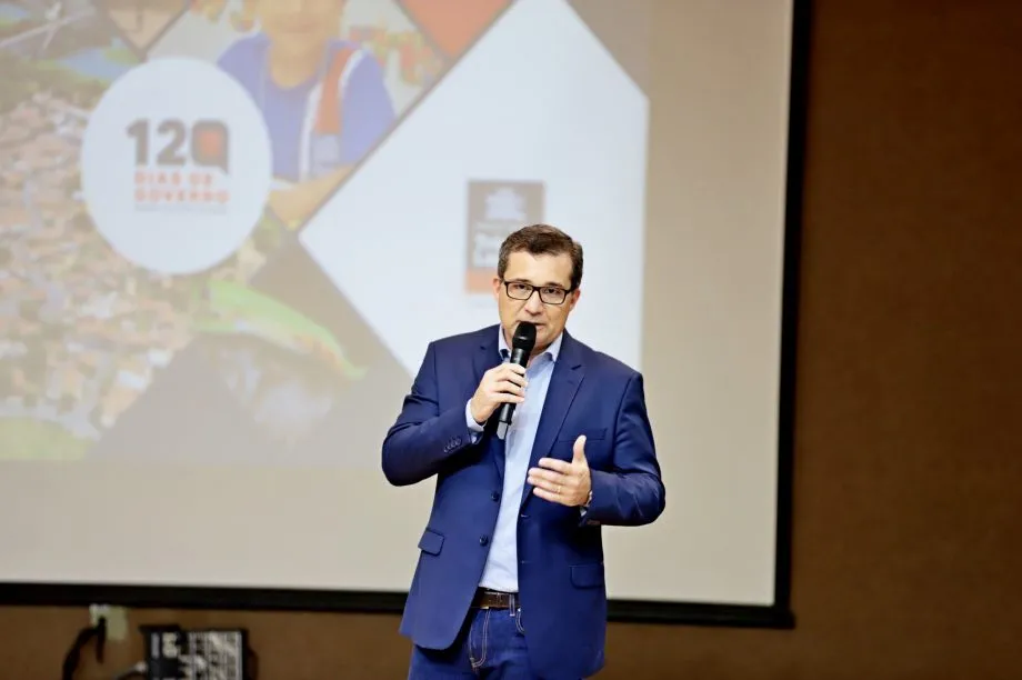 Prefeito Cassiano Maia apresenta balanço dos 120 dias de gestão no anfiteatro da UFMS, em Três Lagoas; auditório ficou completamente lotado durante o evento. 