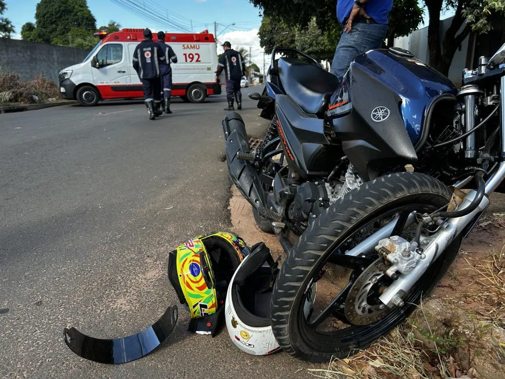 Local do acidente onde motociclista ficou gravemente ferido após colisão com carro que avançou a preferencial. (Imagem: Eliton Chaves / 24h News MS)