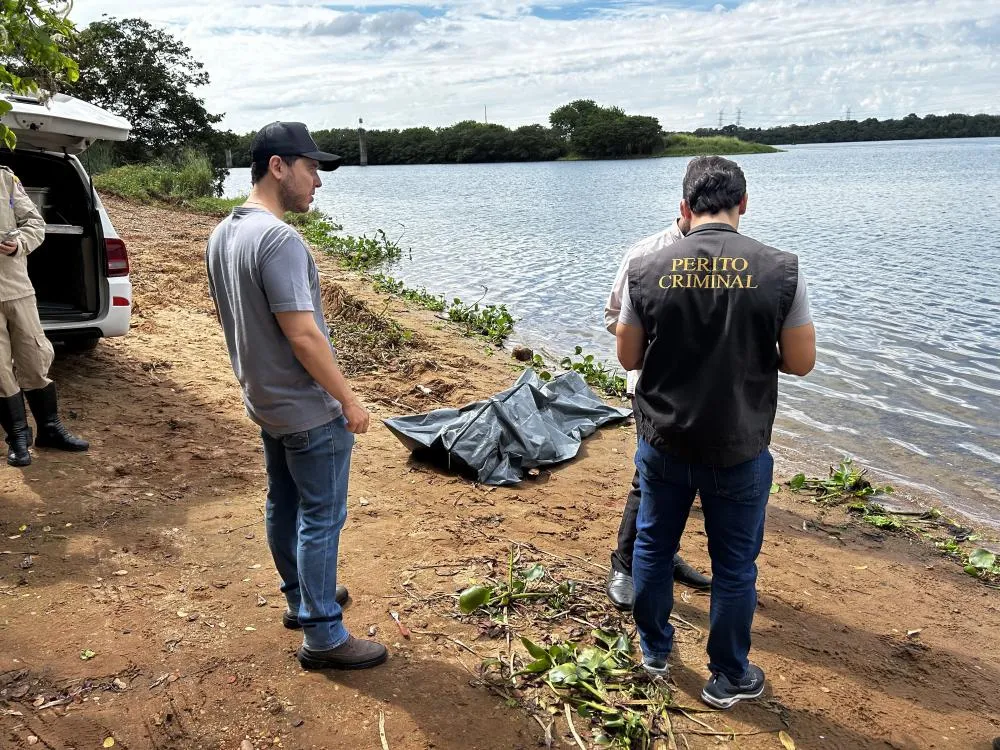 Equipes da Polícia Militar, Policia Civil, Perícia Criminal e Corpo de Bombeiros atuaram na ocorrência registrada no rio Paraná, no Jupia em Três Lagoas. (Imagem: Eliton Chaves / 24h News MS)