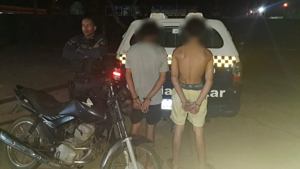 Moto furtada é localizada em terreno baldio na Vila Piloto pela Rádio Patrulha; dois adolescentes foram apreendidos por receptação em Três Lagoas. (Imagem: Eliton Chaves / 24h News MS)