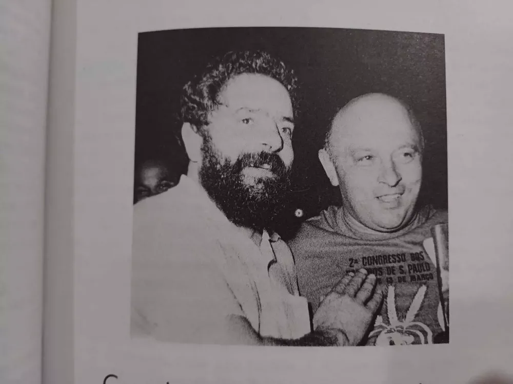 Lula com Frei Chico, o segundo irmão do presidente envolvido em uma crise política. (Foto: Reprodução do livro O Filho do Brasil, de Denise Paraná)