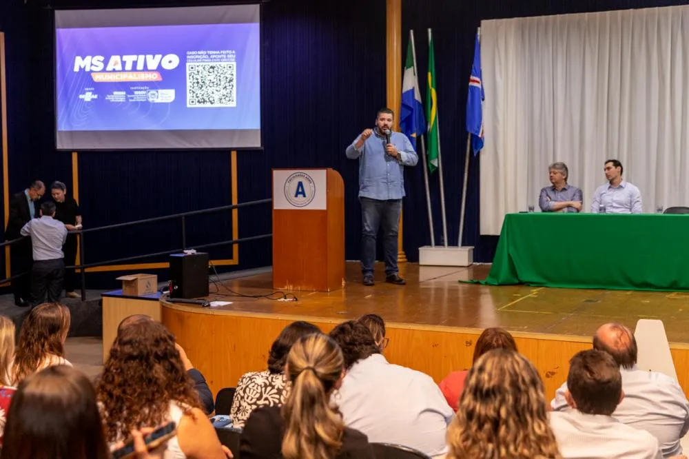 Presidente da Câmara, Tonhão, ao lado de vereadores e autoridades estaduais durante o lançamento do MS Ativo em Três Lagoas. (Câmara Municipal de Três Lagoas)