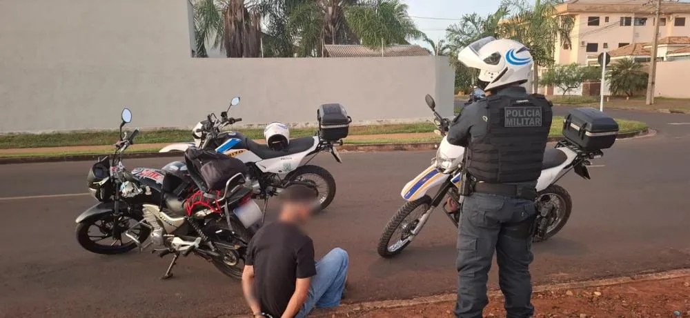 Autor foi levado à DEPAC, após cair da moto durante a tentativa de fuga; moto e droga foram apreendidas. (Foto: 24h News MS)