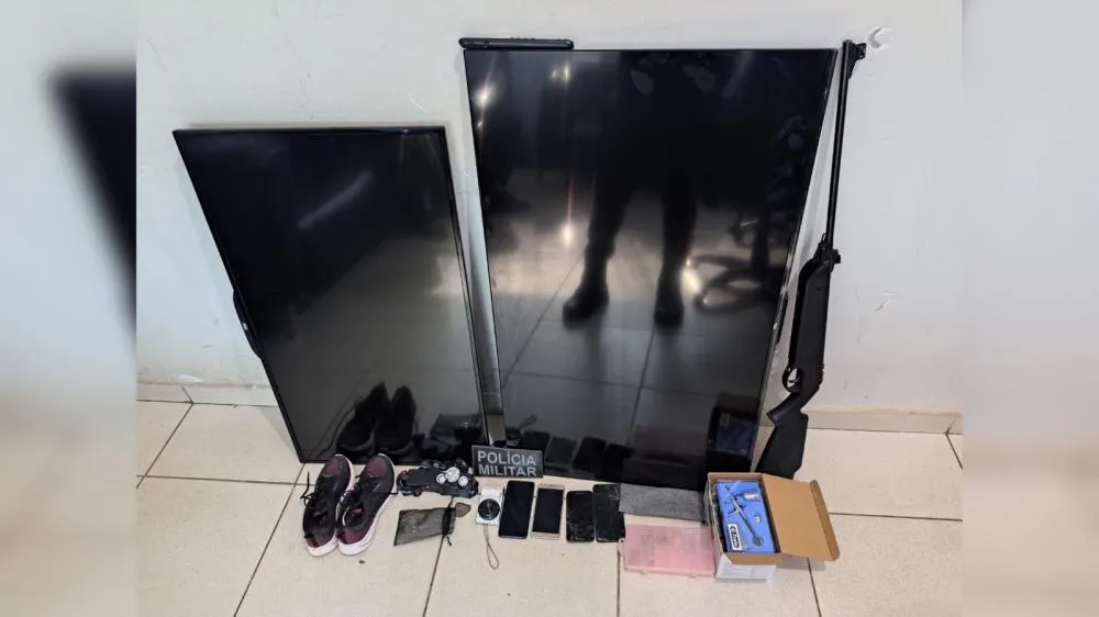 Rádio Patrulha encontrou diversos objetos furtados escondidos em vegetação ao lado de uma construção abandonada no no Jardim Eldorado. (Foto - 24h News MS)