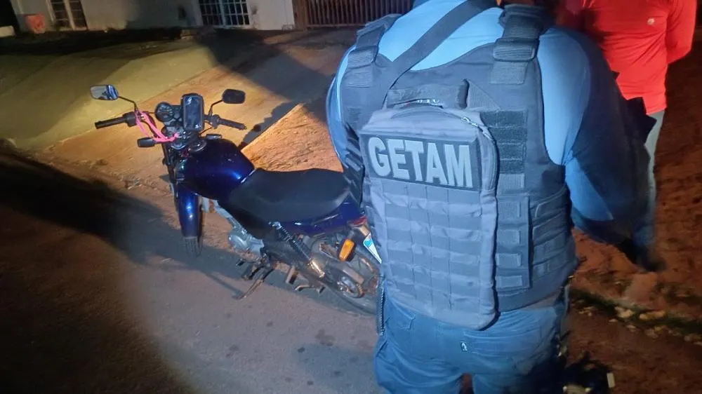 Moto foi apreendida e levada ao pátio do Detran após condutor ser flagrado Getam empinando na Rua Egídio Thomé em Três Lagoas. (Foto – 24h News MS)