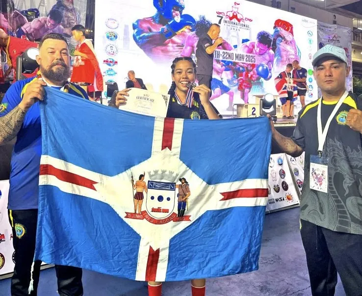 Marianny Ribeiro sobe ao pódio e conquista medalha de prata no Mundial de Muay Thai, na Tailândia. (Foto - Divulgação Prefeitura de Três Lagoas)