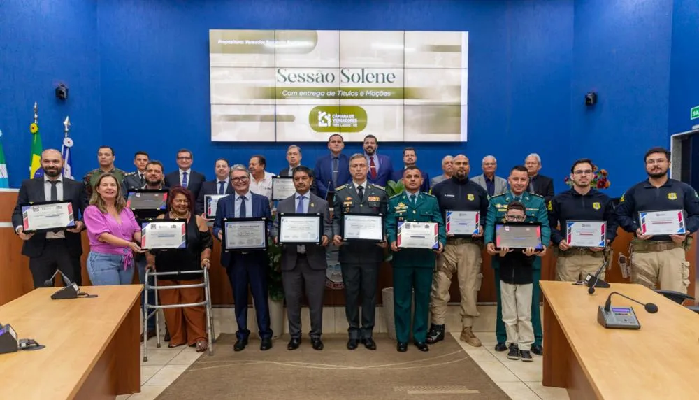 Autoridades civis e militares foram homenageadas em noite de emoção e reconhecimento no plenário da Câmara de Vereadores de Três Lagoas. (Foto - Divulgação / Câmara Municipal de Três Lagoas)