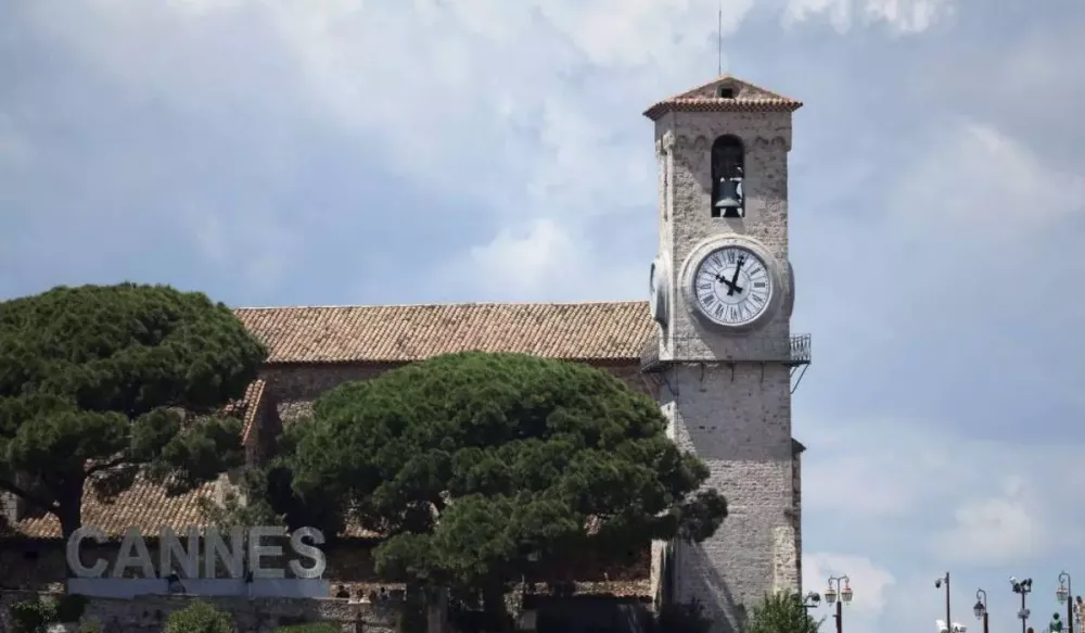 Relógio em Le Suquet, em Cannes, parou após queda de energia que impactou festival de cinema. (Foto: AFP)