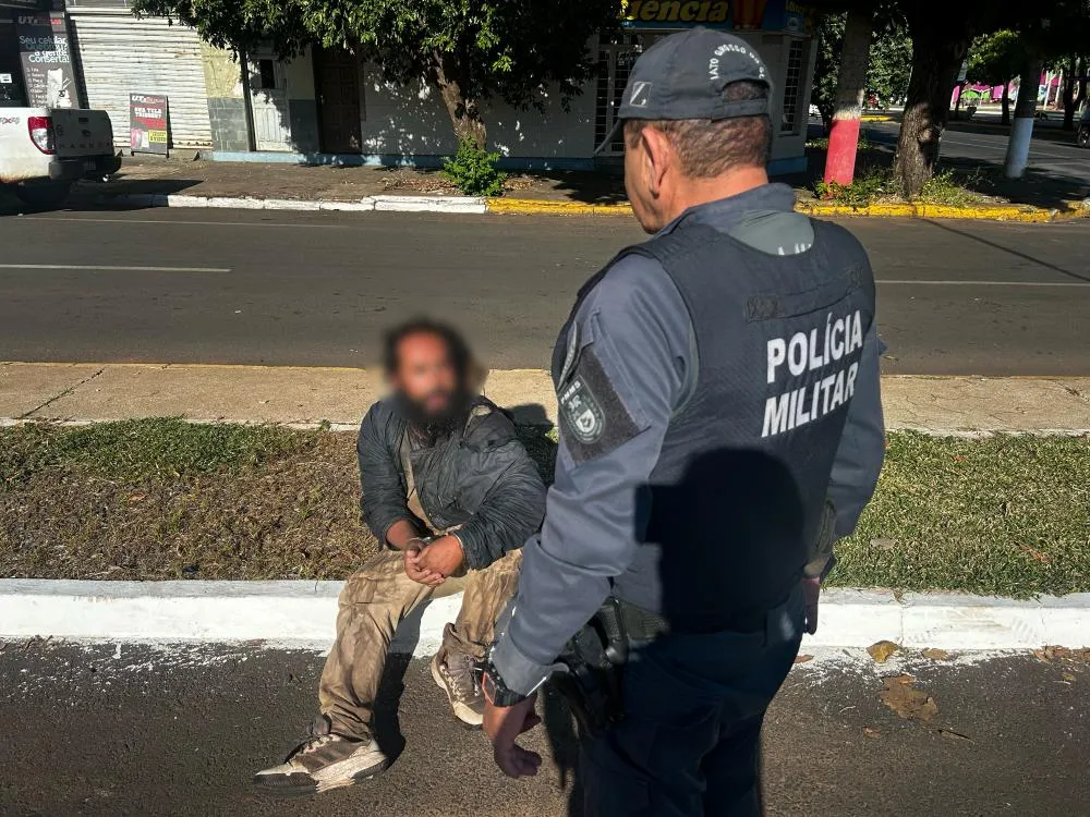 Morador de rua foi preso pela Polícia Militar após denúncia de ato obsceno e levado à DEPAC com apoio da Força Tática. (Foto: Eliton Chaves / 24h News MS)