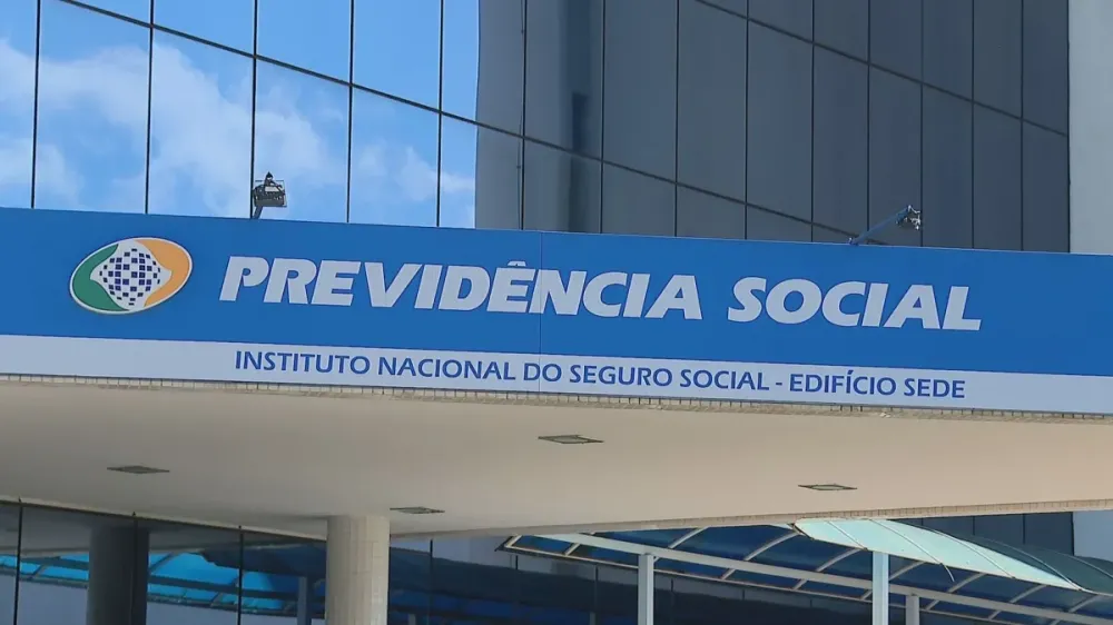 Fachada de uma unidade do INSS, foco de escândalos que impactaram diretamente a imagem do governo federal. (Foto: Reprodução/CNN)
