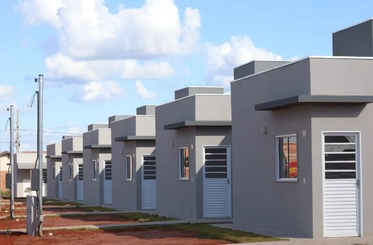 Famílias comemoram realização do sonho da casa própria em ações promovidas pela Agehab. (Foto: Álvaro Rezende/Secom)