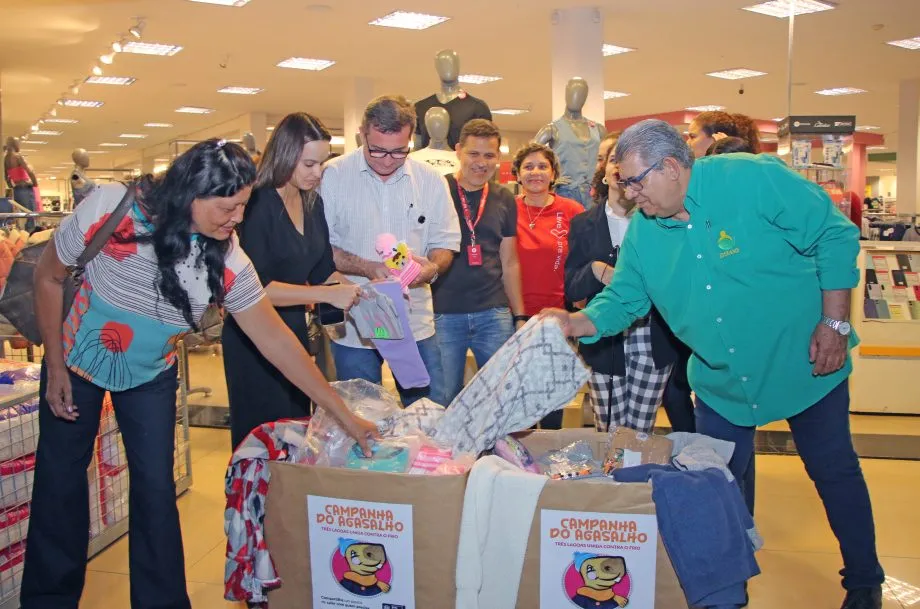 Prefeito Dr. Cassiano Maia e a primeira-dama Kelly Abonizio recebem doações da Campanha do Agasalho em Três Lagoas. (Foto: Divulgação/PMTL)