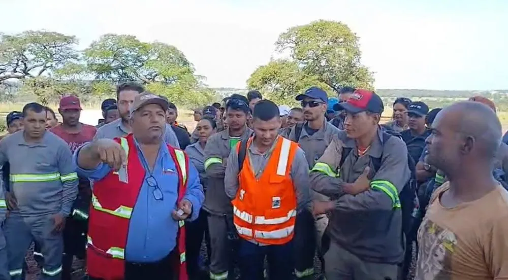 Trabalhadores paralisaram as atividades e se reuniram em assembleia com representantes sindicais na manhã de quarta-feira em Inocência. (Foto: Reprodução / Redes Sociais)