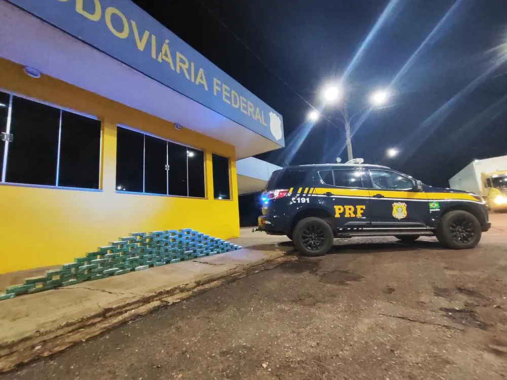 Tabletes de cocaína localizados em caixas escondidas na cabine e na caixa de cozinha do caminhão (Foto: Divulgação / PRF)