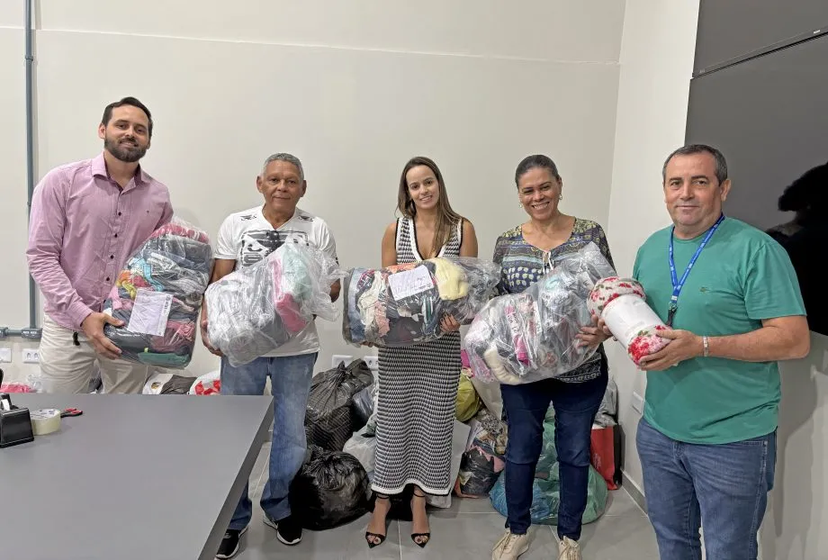 Doações feitas por alunos e servidores da REME foram entregues ao gabinete do prefeito para distribuição às famílias carentes. (Foto: Prefeitura de Três Lagoas)