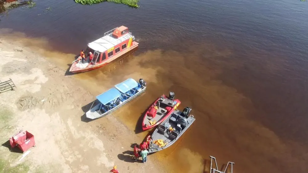 Bombeiros militares receberam treinamento teórico e prático sobre navegação e manutenção de embarcações (Foto: Divulgação / CBMMS)