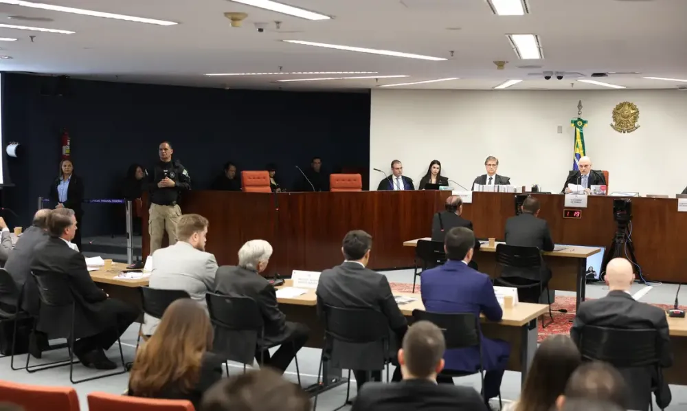 Ministro Alexandre de Moraes conduz os interrogatórios na sala de julgamentos do STF, em Brasília. (Foto: Valter Campanato / Agência Brasil)