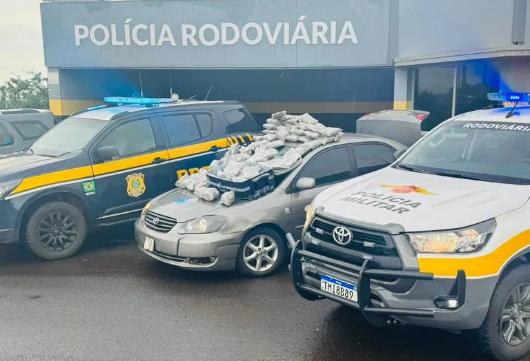Droga apreendida estava escondida no interior de um Toyota Corolla que foi abandonado pelos suspeitos (Foto: Divulgação / PRF)