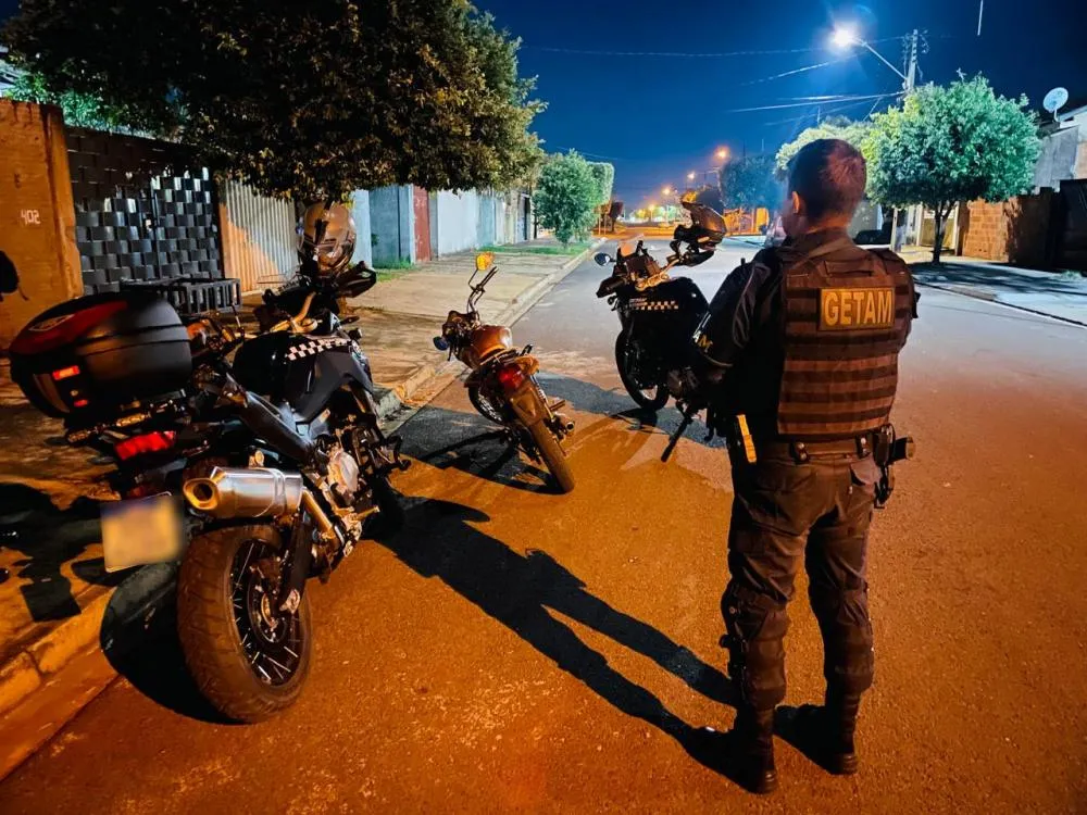 Menor foi detido após empinar moto sem placa e fugir do GETAM em alta velocidade em Três Lagoas. (Foto: Divulgação / Polícia Militar)