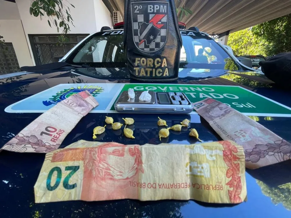 Força Tática apreendeu 11 porções de crack com adolescentes em frente ao antigo “Bar Fecha Nunca”, no Novo Oeste. (Foto: Divulgação / Polícia Militar)