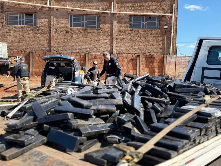 Droga e munições foram localizadas após vistoria minuciosa na BR-267 em Bataguassu (Foto: Divulgação / Polícia Rodoviária Federal)