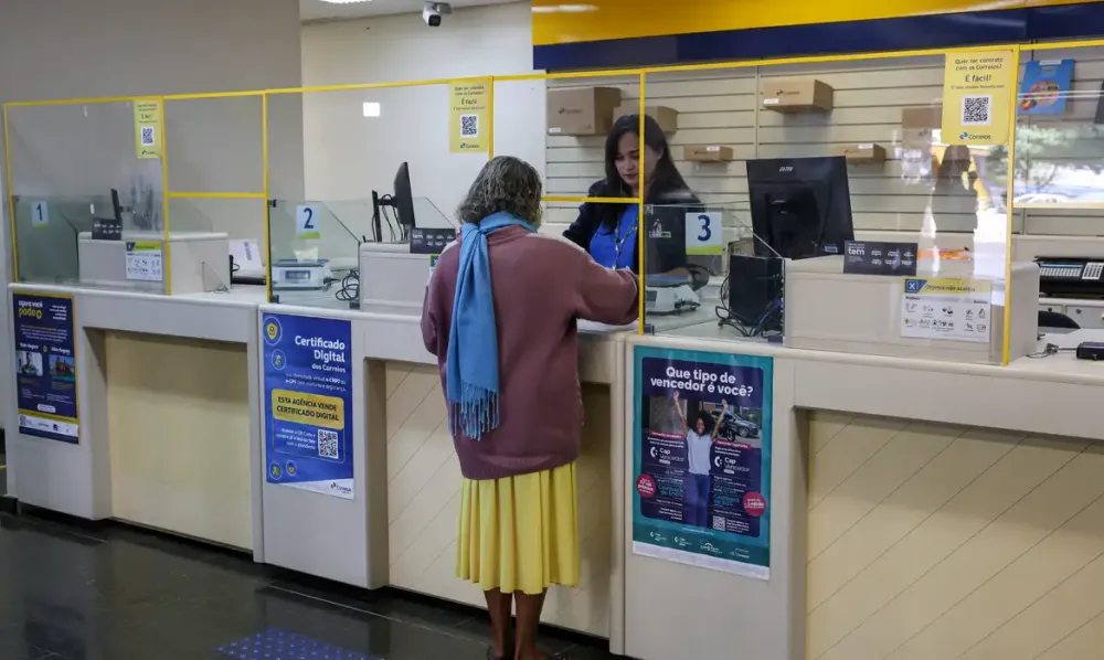 Aposentados agora podem contestar descontos indevidos diretamente nas agências dos Correios (Foto: Antonio Cruz / Agência Brasil)