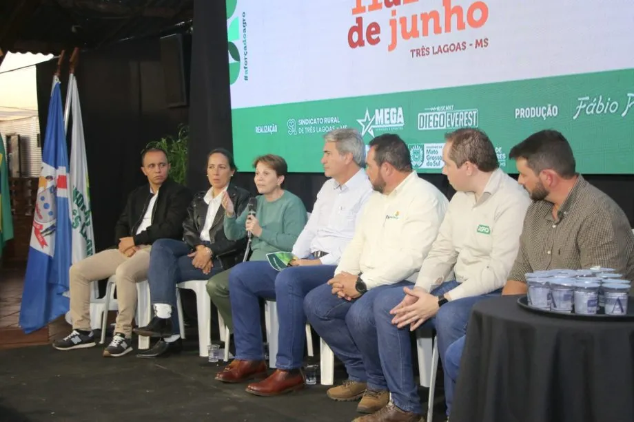 Prefeito Dr. Cassiano Maia, senadora Tereza Cristina e autoridades no 1º Encontro da Citricultura de Três Lagoas. (Foto: Divulgação / Prefeitura)