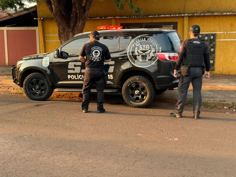 Suspeito foi preso no bairro Vila Aracy; na residência havia ferramentas usadas nos arrombamentos e roupas usadas nos crimes. (Foto: Divulgação / Polícia Civil)