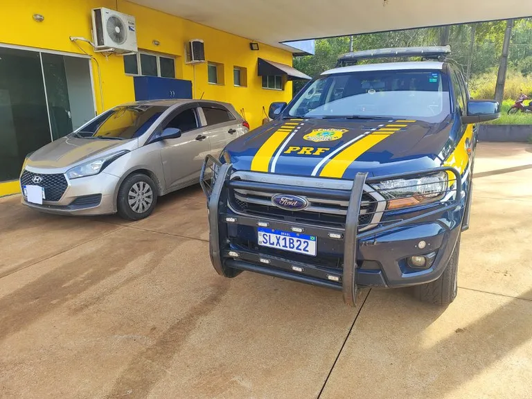 Hyundai HB20 com placas falsas foi recuperado pela PRF em Três Lagoas. (Foto: Divulgação / PRF)