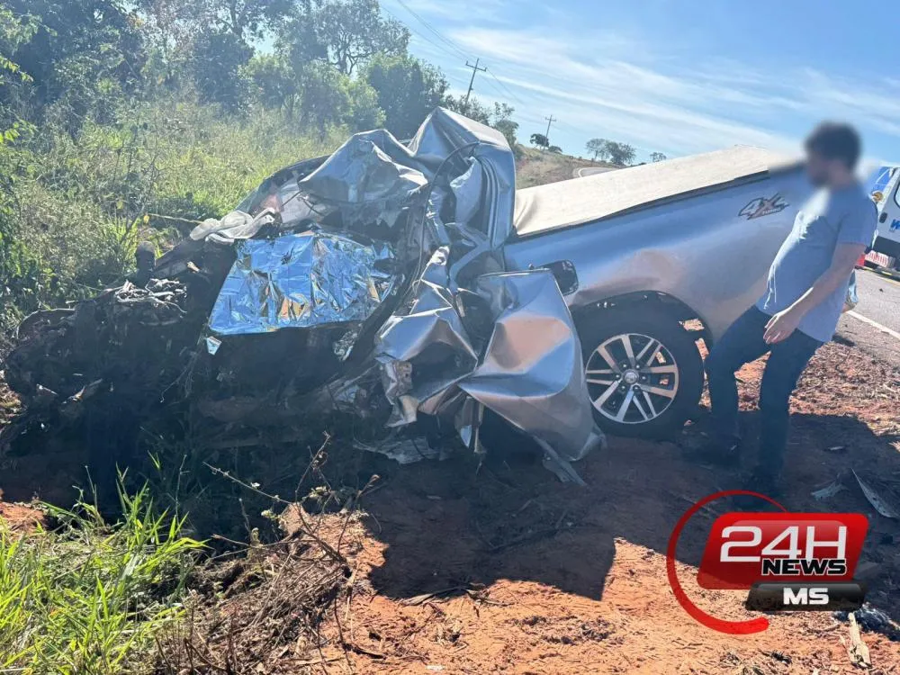 Colisão entre Hilux e caminhão deixou uma vítima fatal na MS-112, em Inocência. (Foto: 24h News MS)
