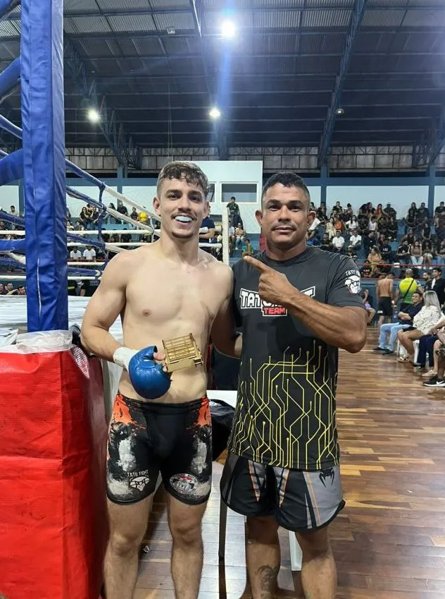 Atleta João Guilherme comemora vitória por finalização no PFC 35, em Coxim, e garante vaga na disputa do cinturão. (Foto: Divulgação / SEJUVEL)
