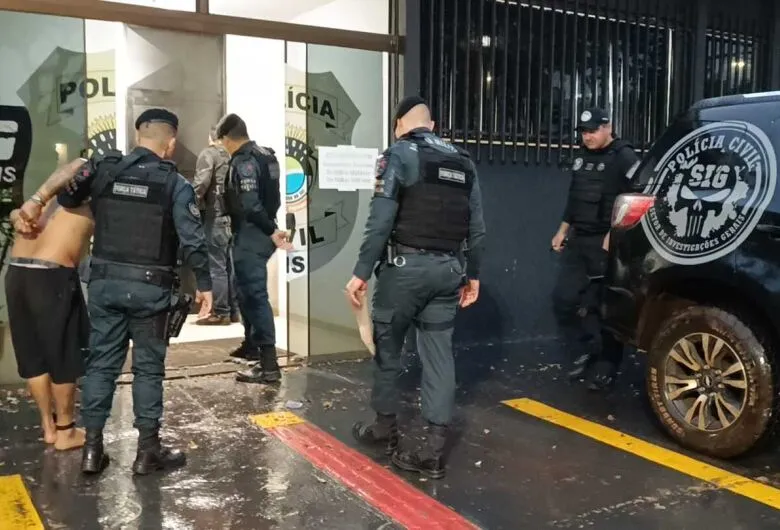 Seis integrantes da facção PCC foram presos durante operação da Polícia Civil em Dourados. (Foto - Dourados News)