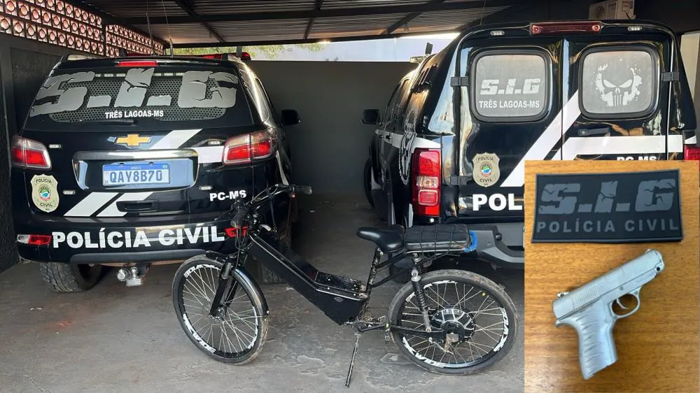 Bicicleta elétrica e simulacro de arma de fogo apreendidos com um dos adolescentes investigados (Foto: Divulgação/PCMS)