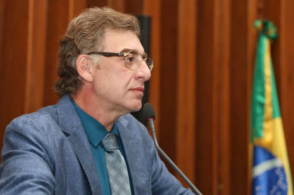 Deputado Neno Razuk propôs projetos de inclusão para estudantes da EJA e conectividade digital no campo (Foto: Luciana Nassar / ALEMS)