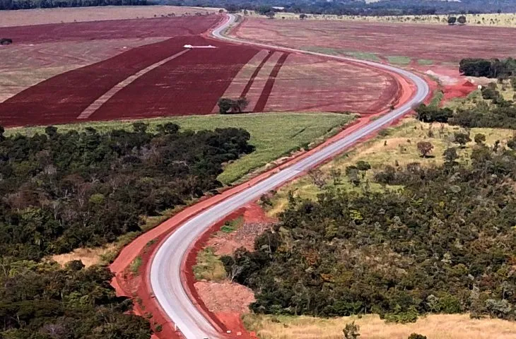 Investimentos em rodovias como a MS-377, entre Três Lagoas e Inocência, reforçam a infraestrutura e a economia do Estado (Foto: Saul Schramm / Secom / Arquivo)