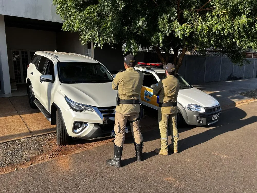 Motorista foi flagrado dirigindo com bebida na mão, o que motivou a abordagem decisiva. (Foto - Eliton Chaves / 24h News MS)
