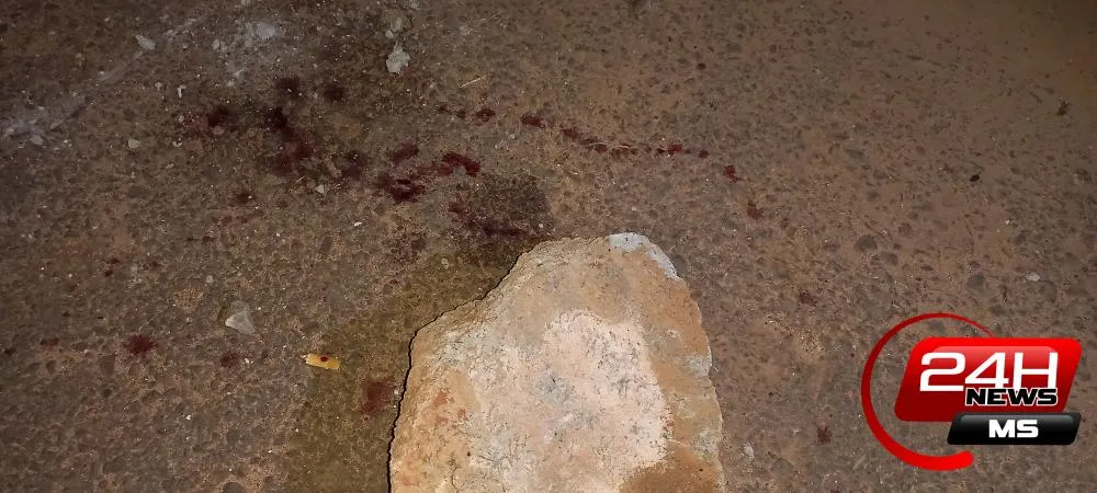 Filho usou pedra de concreto de aproximadamente 5kg para atingir o pai na cabeça durante a briga no Montanini. (Foto - 24h News MS)