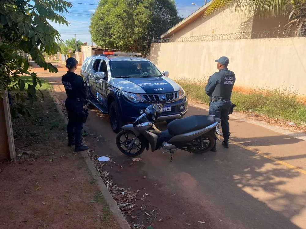 Moto foi recuperada na manhã deste sábado (12) pela Rádio Patrulha, após denúncia apontar que o veículo estaria abandonado no Jardim Eldorado. (Foto - 24h News MS)