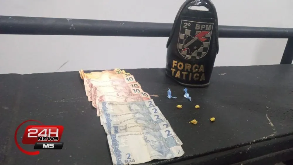 Adolescente foi apreendido pela Força Tática com porções de crack, cocaína e dinheiro trocado no “Bar Fecha Nunca”. (Foto - Divulgação / Polícia Militar)