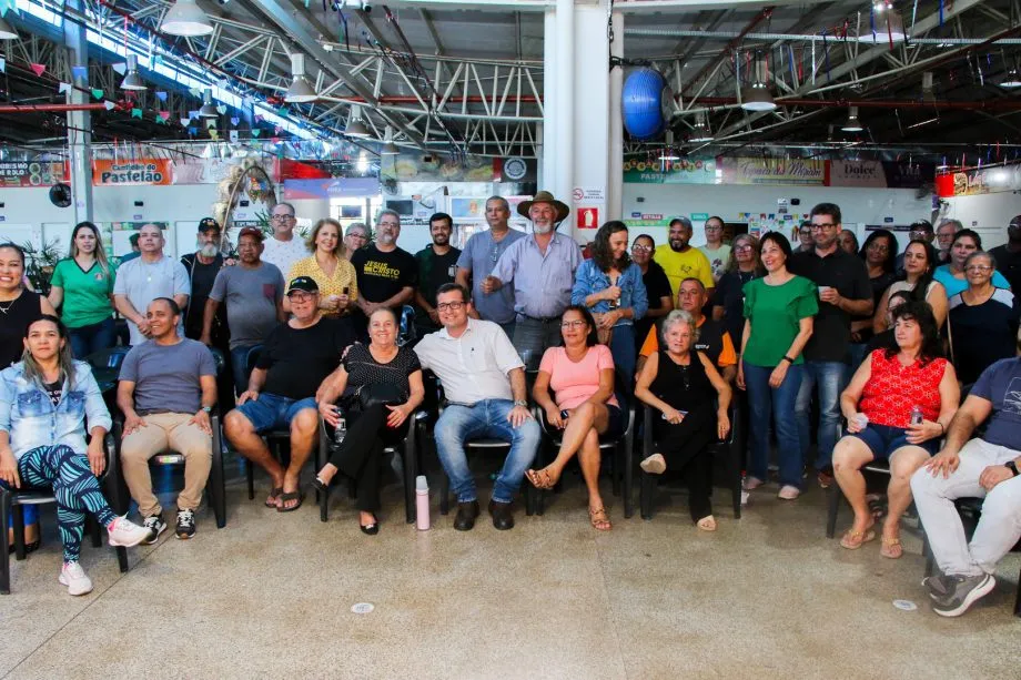 Prefeito Dr. Cassiano Maia e secretário Marcos Junior conversam com feirantes sobre melhorias na estrutura da Feira Central (Foto - Prefeitura de Três Lagoas)