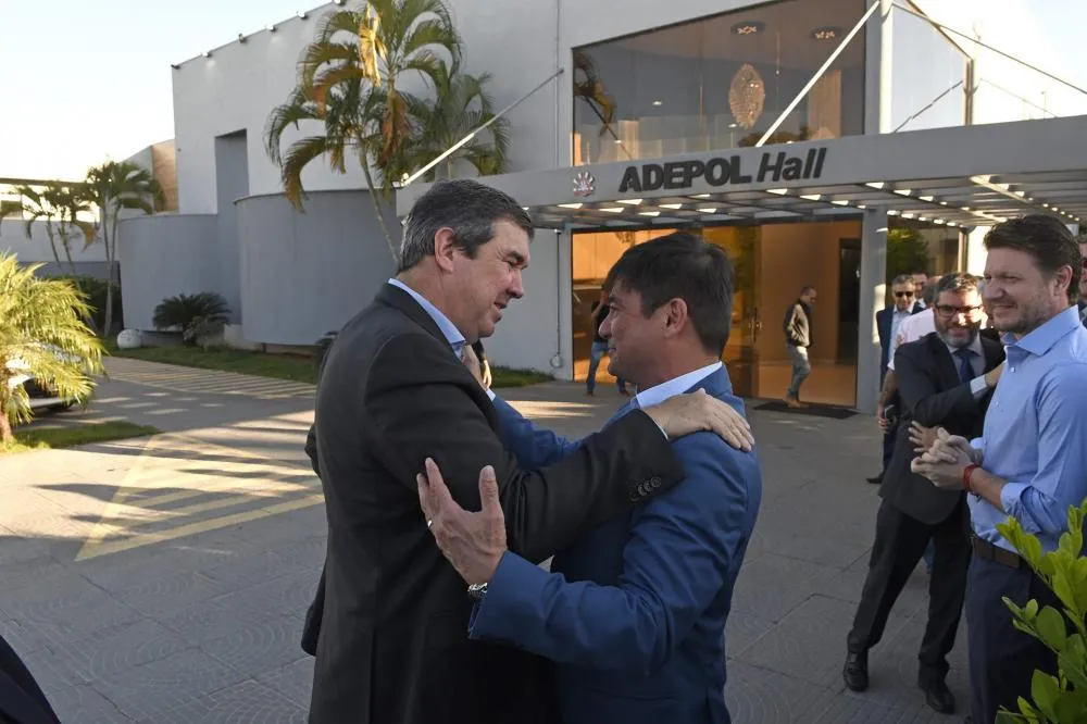 Governador Eduardo Riedel ao lado do presidente da Adepol, André Matsushita, durante visita institucional em Campo Grande (Foto - Governo de Mato Grosso do Sul)