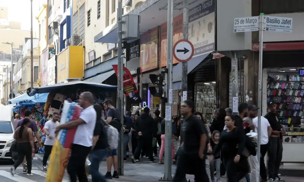 Policiais fiscalizam comércio na Rua 25 de Março, que está no centro de investigação norte-americana (Foto - Paulo Pinto/Agência Brasil)
