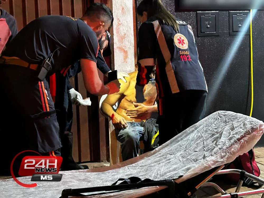 Vítima foi socorrida próximo a um bar após a briga na Praça da Rodoviária, onde havia buscado ajuda depois de ser ferida. (Foto - Eliton Chaves / 24h News MS)