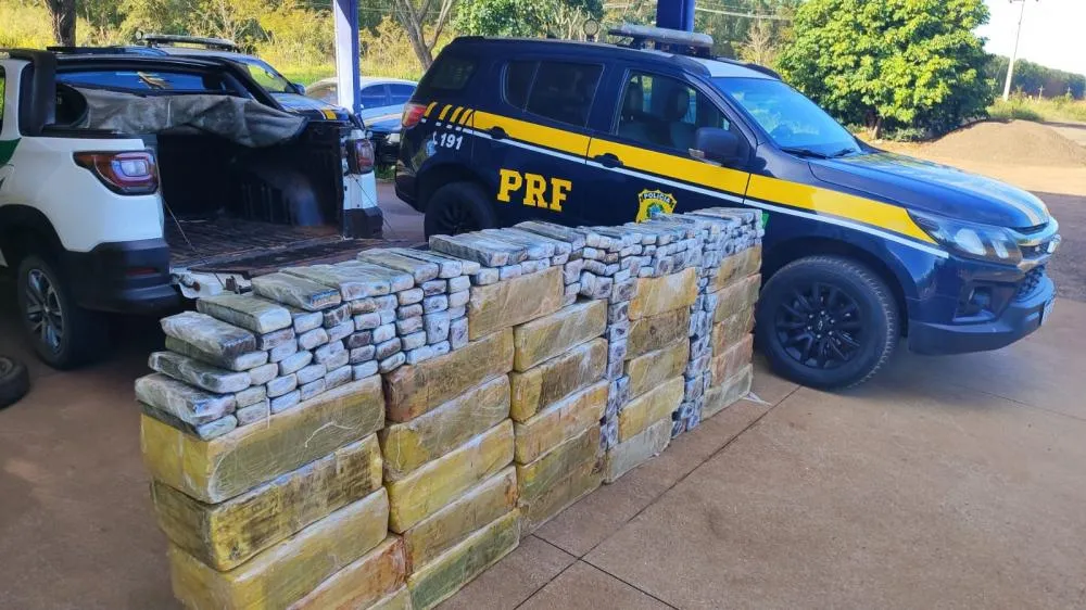 Droga estava escondida sob pano no assoalho de carro furtado (Foto - Divulgação / Polícia Rodoviária Federal)