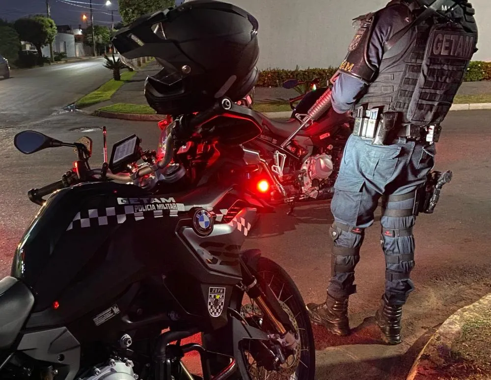 Homem foragido da justiça foi preso pelo GETAM durante patrulhamento no São Carlos. (Foto - Divulgação / Polícia Militar)