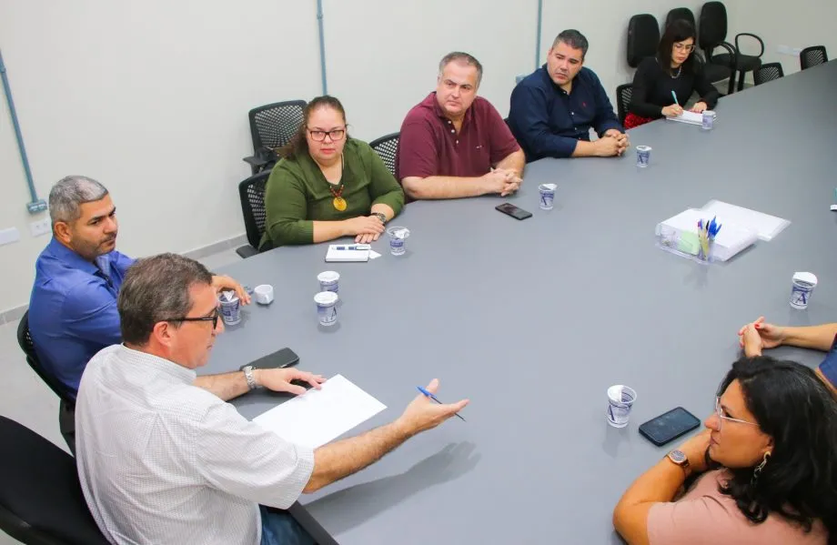 Prefeito de Três Lagoas se reúne com representantes da AMA para discutir avanços no atendimento a autistas (Foto - Prefeitura de Três Lagoas)