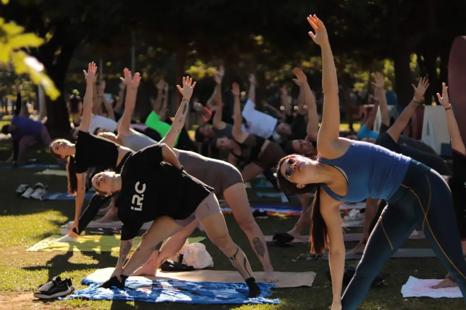 Participantes praticam Yoga ao ar livre durante atividades do projeto “A Rua é Nossa” na Lagoa Maior (Foto - Prefeitura de Três Lagoas)
